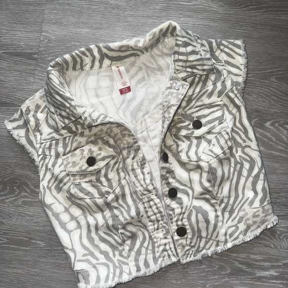 Jackets & Blazers - Sleeveless Zebra Print Button-Up vest